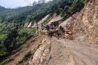 पहिराेको कारण राप्ति राजमार्ग अन्तर्गत दाङ-सल्यान सडक खण्ड अवरुद्ध