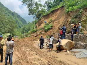 निर्माणाधीन सडकमा पहिरो जाँदा २ मजदुर पुरिए