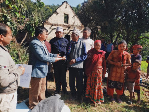 बंगलाचुलीमा आगलागि हुदा ५ लाख बराबरको क्षति,गाउँपालिकाद्वार पिडितलाई सहयोग प्रदान