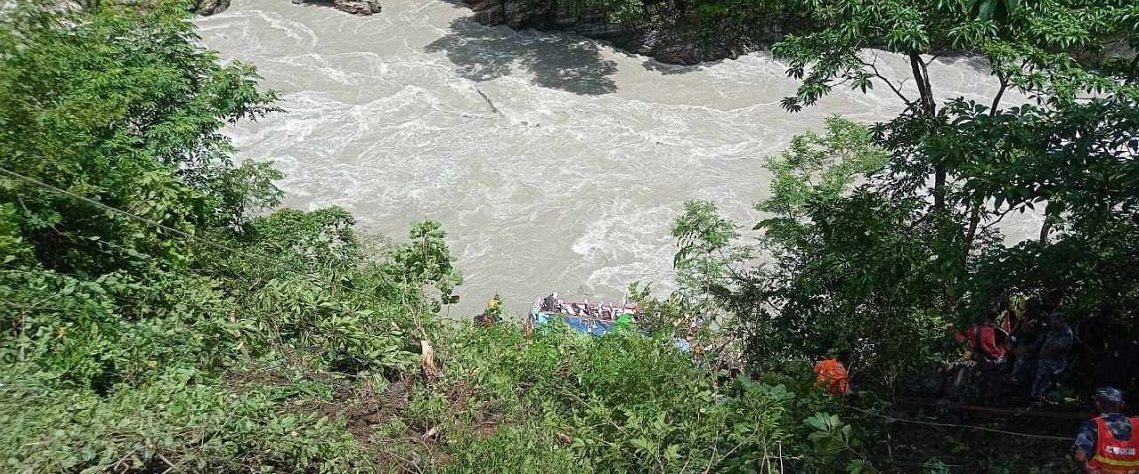 तनहुँमा यात्रुवहाक वस दुर्घटना हुँदा १४ जनाको मृत्यु