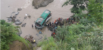 धादिङमा बस दुर्घटना हुदा ८ जनाकाे ज्यान गयाे